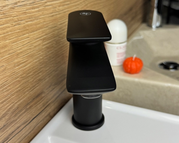 Змішувач для умивальника ''LINDA BLACK''