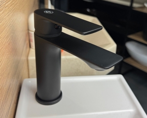 Змішувач для умивальника ''LINDA BLACK''