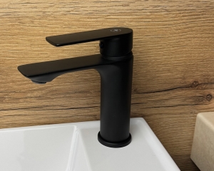 Змішувач для умивальника ''LINDA BLACK''