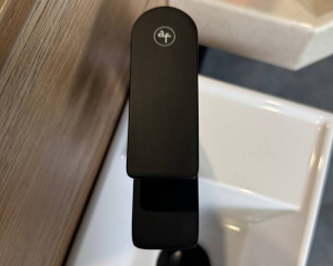 Змішувач для умивальника ''LINDA BLACK''